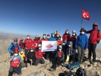 Manisalı Dağcılar, Zirve Tırmanışını Sağlık Çalışanlarına İthaf Etti