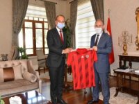 Başkan Akın Vali Karadeniz’e Turgutluspor Forması Hediye Etti