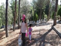 Bayram Öncesi Mezar Başlarında Yakınları İçin Dua Ettiler