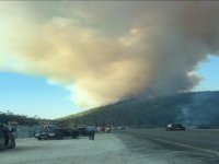 İzmir’in Menderes İlçesine Bağlı Çamönü Mevkiinde Henüz Belirlenemeyen Bir Nedenle Yangın Çıktı. İki Helikopter Ve Çok Sayıda Arazöz Yangına Müdahale İçin Bölgeye Sevk Edilirken, Takviye Ekip De İstendi. Dumanlar, İzmir’in P