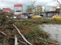 İzmir'de fır­tı­na ha­ya­tı olum­suz et­ki­le­di