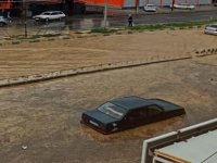 Yağmur Aliağa’da etkili oldu, yollar göle döndü