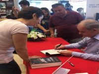 İlker Başbuğ İmza Gününde İzmirlilerle Buluştu