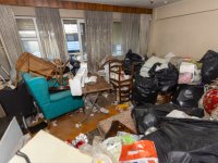 Çöp ev operasyonu: 4 kamyon atık çıktı