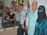 Yabancı Öğrenciler Ebru Sanatını Öğreniyor