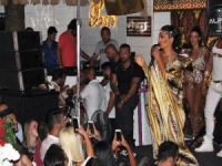 Demet Akalın Gece Kulübüne Gelenleri Uyardı: