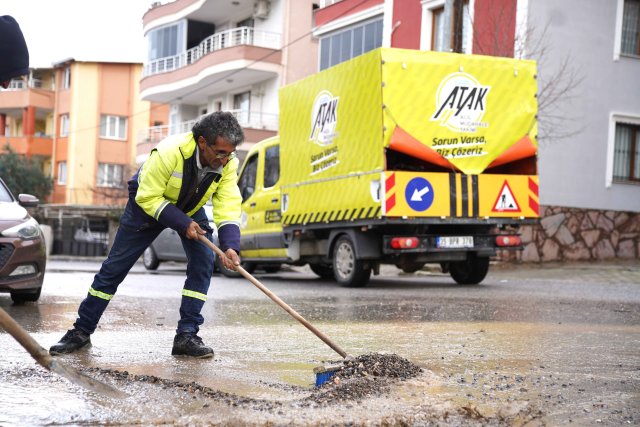 1-aliaga-belediyesi-yagmur-sonrasi-sahada.jpg
