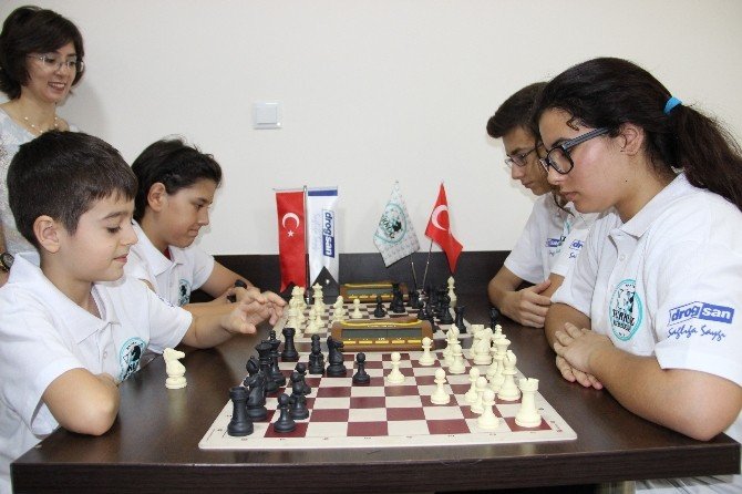 Turkuazlı Satranç Sporcularına Büyük Destek