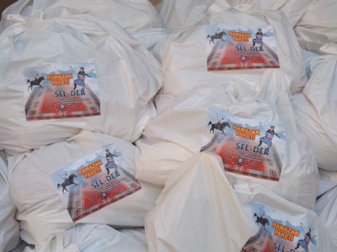 Selendililer Derneği’nden Gıda Paketi Yardımı