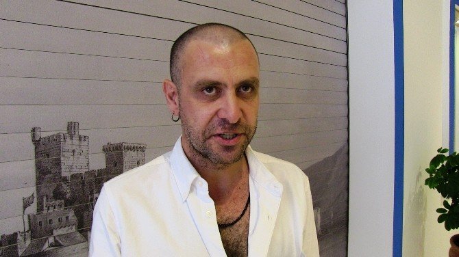 Nejat İşler Oyuncularını Gururla İzledi