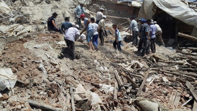 Demirci’de Koyun Ahırının Çatısı Çöktü 56 Hayvan Telef Oldu