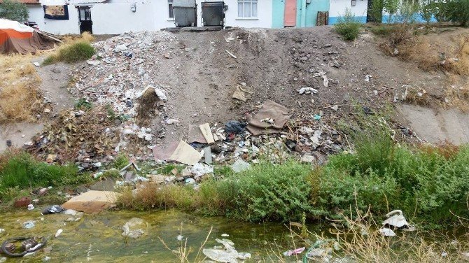 Salihli’de Çakallar Deresi Temizlendi