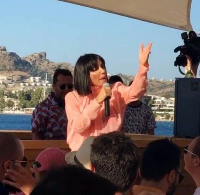 Hadise’nin Mekanı Savaş Alanına Döndü, Gülşen Ve Eşi Ozan Çolakoğlu Kavganın Ortasında Kaldı