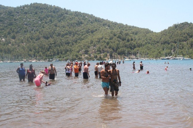 Tatilciler Kızkumu Plajı’nı Doldurdu