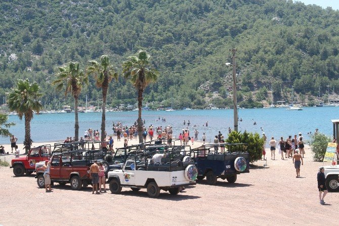 Tatilciler Kızkumu Plajı’nı Doldurdu