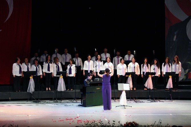 Bayraklı Belediyesi Çok Sesli Korosu’ndan Büyük Başarı