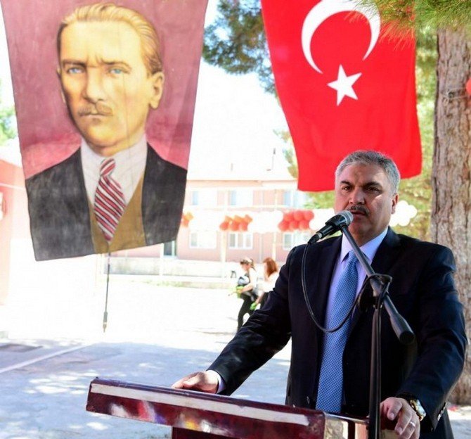 Uşak Valisi Ahmet Okur; 