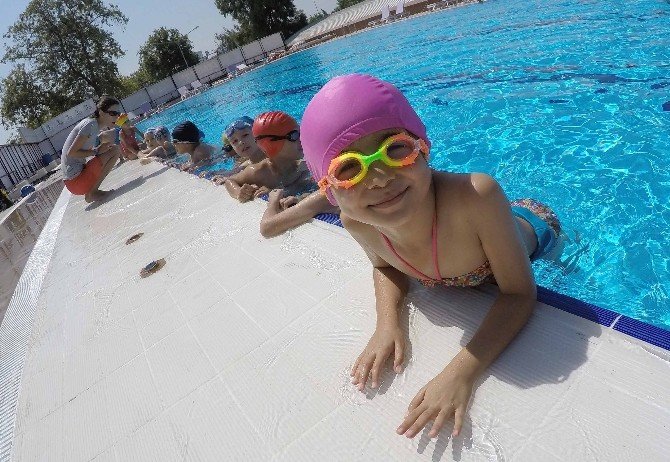 Bayraklı’da Yüzme Havuzu Dolup Taşıyor