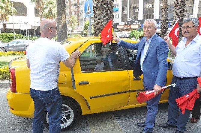 Darbe Girişimine Tepki Olarak Taksicilere Türk Bayrağı