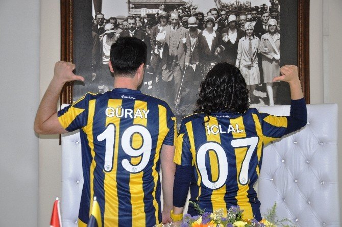 Genç Çift Nikah Masasına Fenerbahçe Formasıyla Oturdu