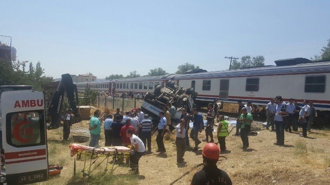 Manisa’da Tren Minibüse Çarptı: 6 Ölü
