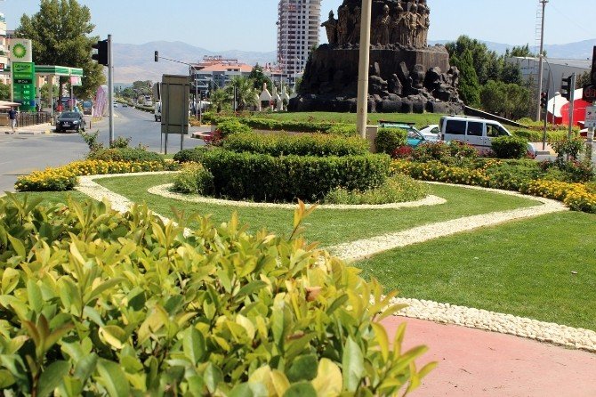Alaşehir’de Parklar Ve Kavşaklar Çiçek Açtı