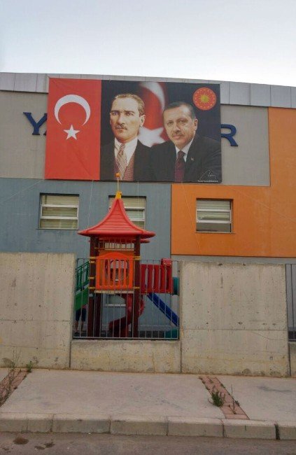 Fetö’nün Tabelaları İndirildi, Atatürk Ve Erdoğan Resmi Asıldı