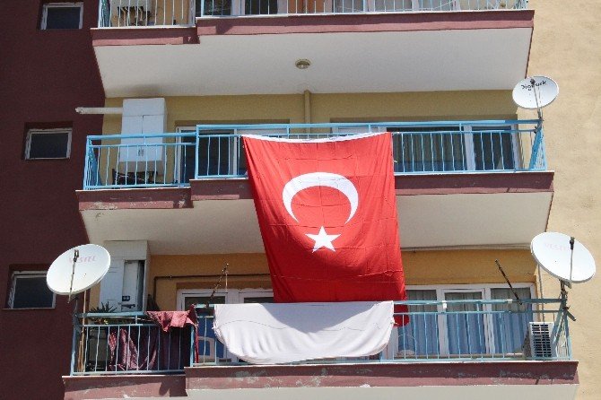 Şehidin Baba Ocağına Türk Bayrakları Asıldı
