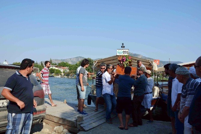 Cenazelerini Tekneyle Taşıyorlar