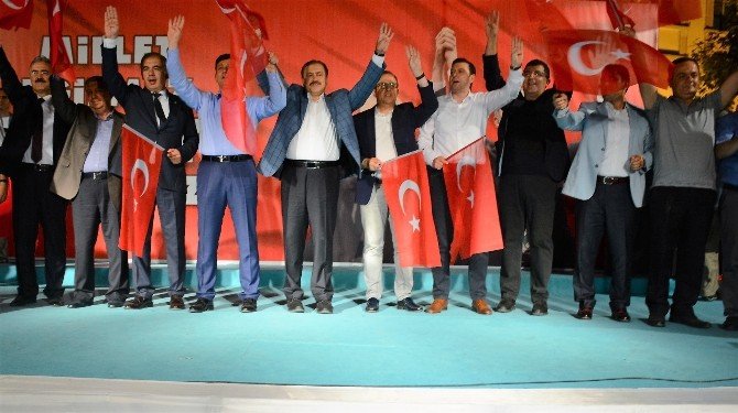 Bakan Eroğlu İzmirlilerle Demokrasi Nöbetinde