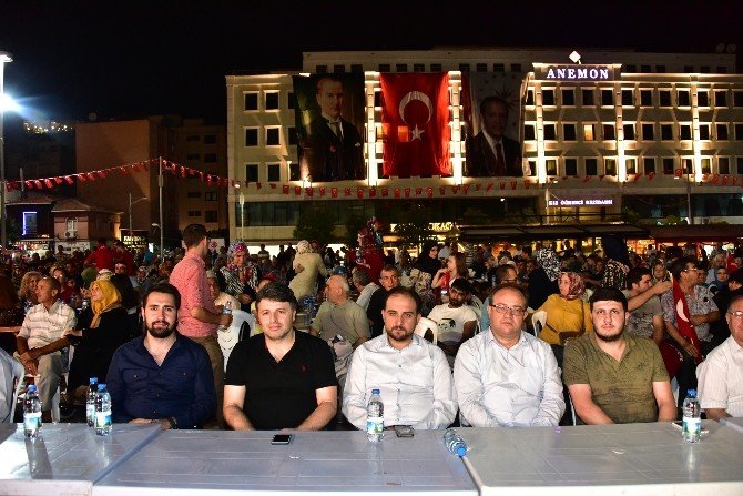 Kurtlar Vadisinin Şamil’i Manisa’daki Demokrasi Nöbetine Katıldı