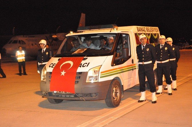 Binlerce Uşaklı Şehidini Karşılamak İçin Havalimanına Akın Etti