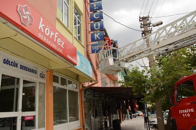 Dinar Belediyesi Fetö’cü Dershaneyi Kapatıp, Tabelalarını Söktü