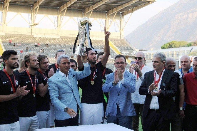 Manisaspor Şampiyonluk Kupasını Kaldırdı