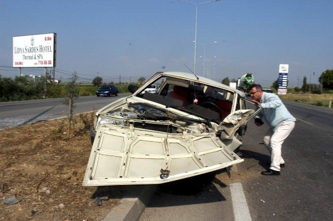 Manisa’da Otomobil Aydınlatma Direğine Çarptı: 4 Yaralı