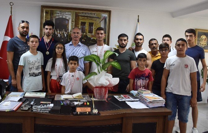 Sporculardan Başkan Kale’ye Teşekkür Ziyareti