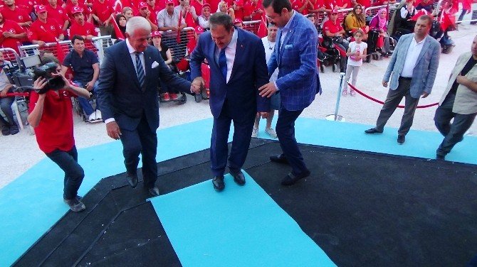 Bakan Eroğlu’ndan İş Adamına Halı Jesti