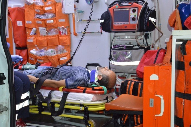 İstiklal Marşı Çalınırken Yol Ortasında Duran Vatandaşa Otomobil Çarptı