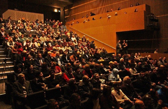 Bergama’da Dinleyenleri Mest Eden Türk Halk Müziği Konseri