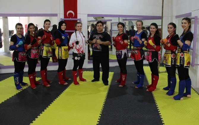 Genç Kadın Muay Thai Sporcularından Hemcinslerine Çağrı