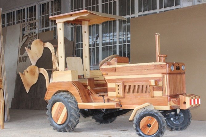 Ahşaptan Traktör Büyük İlgi Görüyor