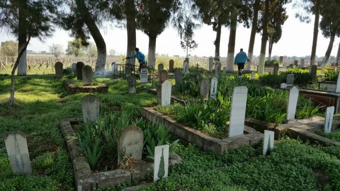 Manisa Genelinde Mezarlıklar İlaçlanıyor