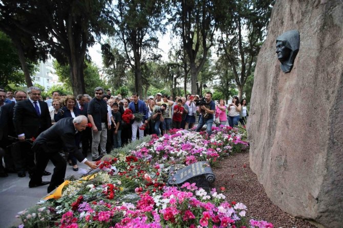 Kılıçdaroğlu, Zübeyde Hanım’ın Anıt Mezarını Ziyaret Etti
