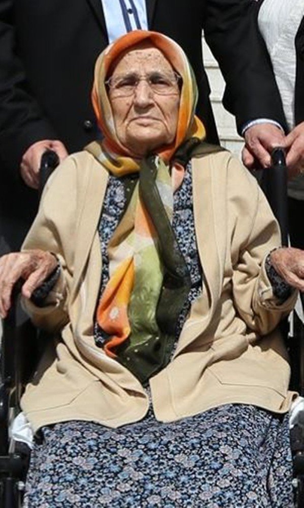 Başkan Özakcan’ın Annesi Vefat Etti