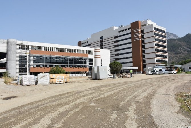 Vali Güvençer, Yeni Hastanelerin Hizmete Giriş Tarihini Açıkladı