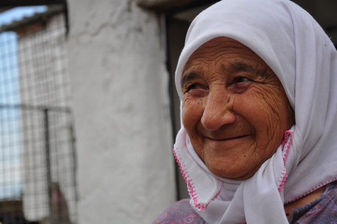 Milas’ta Yaşlı Kadına Vatandaşlar Sahip Çıktı