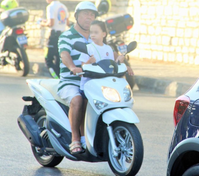 Motosiklette Küçük Çocuğun Tehlikeli Yolculuğu