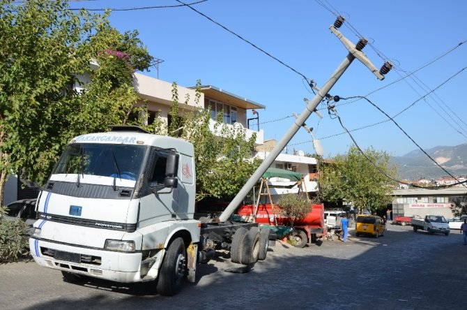 Milas’ta Freni Patlayan Kamyon Elektrik Direğini Yıktı