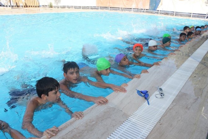 Yüzmeyi Turgutlu Belediyesi’yle Öğrendiler