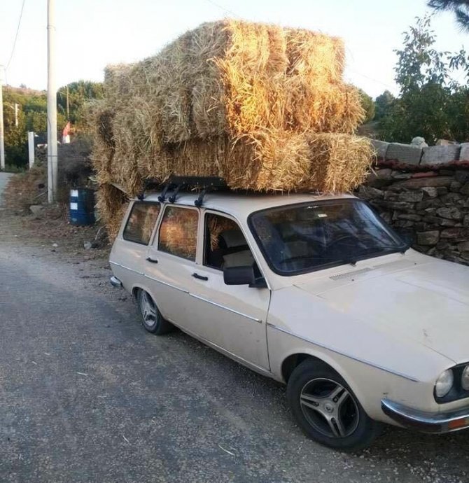 Onlarca Paket Samanı Taşıyan Otomobil Görenleri Şaşırttı